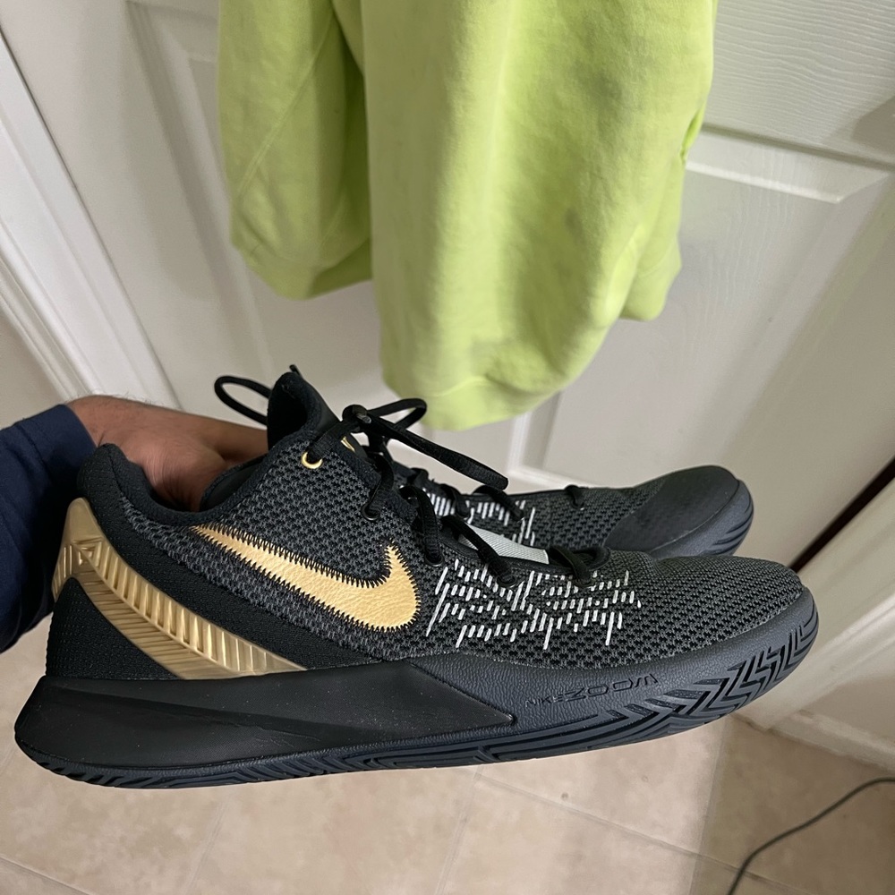 Nike Kyrie Flytrap 2 Black Gold Basketball US M12